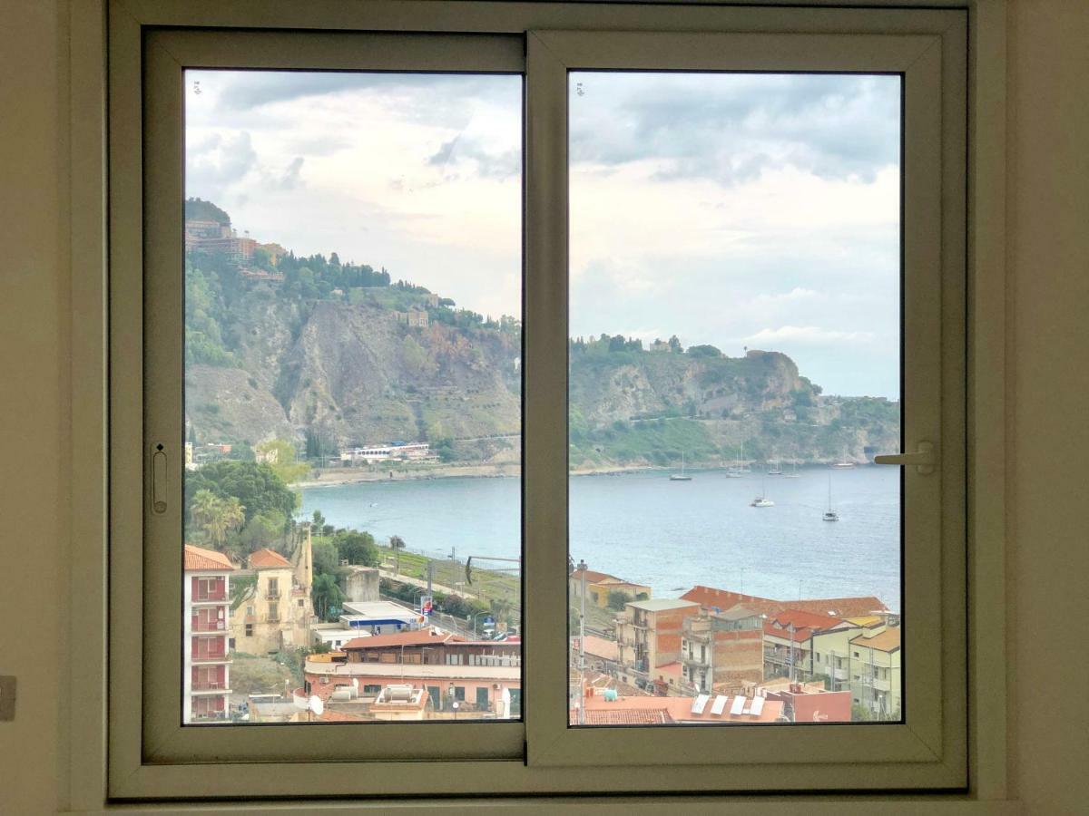 Taormina Wonderful Solarium Apartment